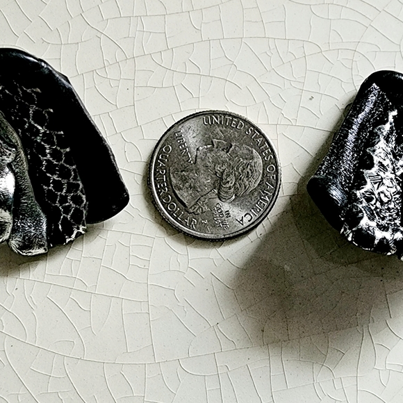 Avant-garde 1980s black and silver triangular clip on earrings - Picture 7 of 8